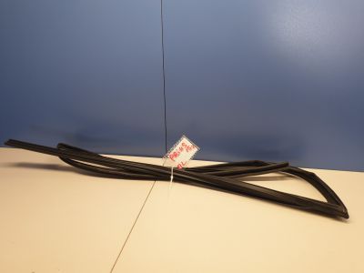 Уплотнитель стекла передней левой двери для Toyota Prius W50 2015-