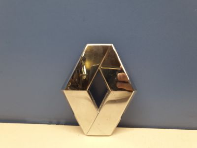 Эмблема крышки багажника для Renault Sandero 2009-2014