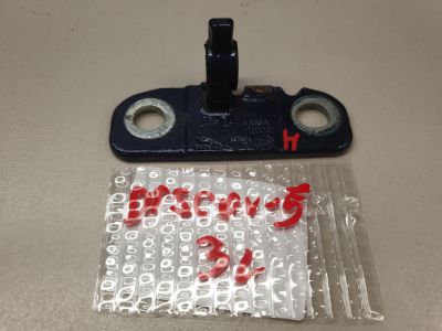 Петля двери задней левой нижняя для Land Rover Discovery 2017-