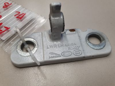 Петля двери передней левой верхняя для Land Rover Range Rover Evoque 2019-