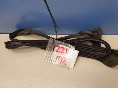 Уплотнитель стекла передней правой двери для Mercedes S-klasse W221 2005-2013