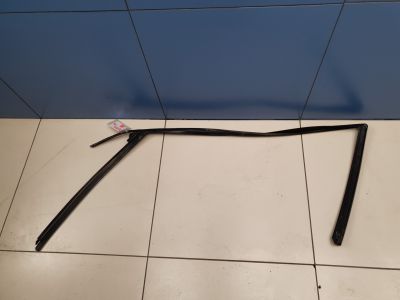 Уплотнитель стекла передней правой двери для Volvo V70 2007-2016