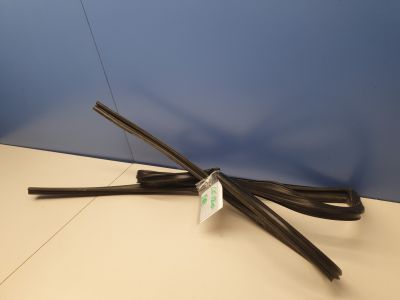 Уплотнитель стекла задней правой двери для Toyota Land Cruiser Prado 120 2002-2009