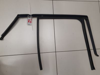 Уплотнитель стекла двери задний правый для BMW X4 F26 2014-2018