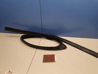 Уплотнитель стекла двери задний правый для Land Rover Discovery 2017-