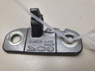 Петля двери передней левой нижняя для Land Rover Range Rover Evoque 2019-