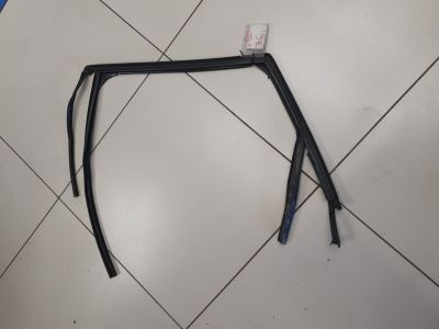 Уплотнитель стекла задней левой двери для Volvo V50 2004-2012