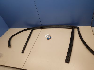 Уплотнитель стекла задней правой двери для BMW 1 E81 E87 2004-2014