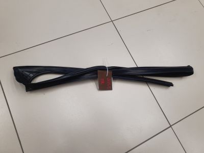 Уплотнитель стекла передней правой двери для Land Rover Discovery 2017-