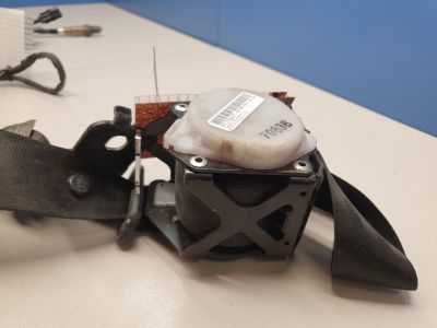 Ремень безопасности задний центральный для Audi A8 S8 D4 2010-2017