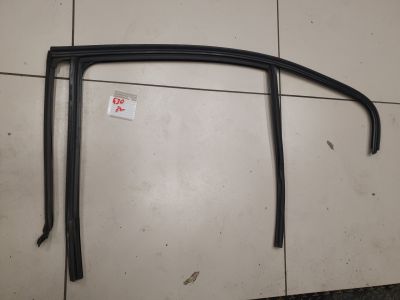 Уплотнитель стекла задней левой двери для BMW 3 F30 2011-2018