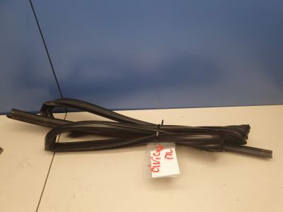 Уплотнитель стекла передней левой двери для Honda Civic 4D 2006-2012