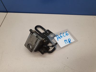 Петля двери передней правой нижняя для Audi A6 C6 2004-2011