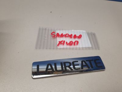 Эмблема двери багажника для Renault Sandero 2014-