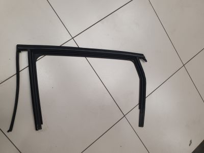Уплотнитель стекла двери задний левый для Mercedes B-klasse W246 2011-2018