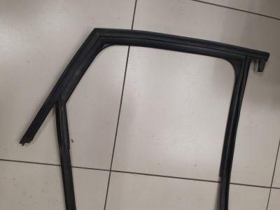 Уплотнитель стекла двери задний правый для Audi Q3 8U 2012-2018