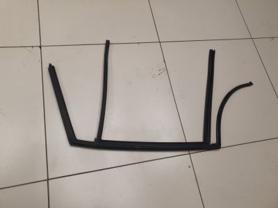 Уплотнитель стекла двери задний левый для BMW X1 E84 2009-2015