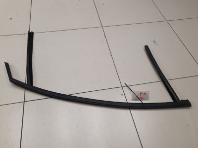 Уплотнитель стекла передней правой двери для Ford Focus 3 2011-2019