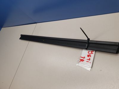 Накладка стекла задней правой двери для Skoda Yeti 2009-2018