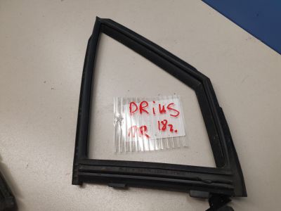 Уплотнитель стекла передней правой двери для Toyota Prius W50 2015-