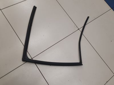 Уплотнитель стекла двери задний правый для Mazda 3 BM 2013-2018