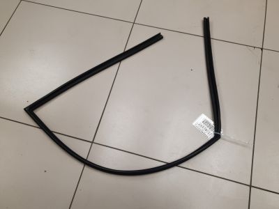 Уплотнитель стекла передней правой двери для KIA Carens 2006-2012