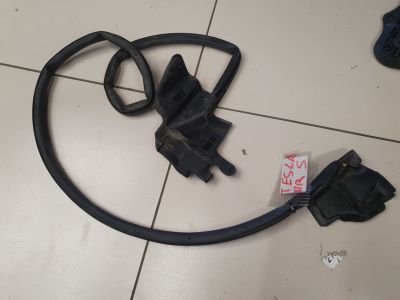 Уплотнитель двери передней правой для Tesla Model S 2012-