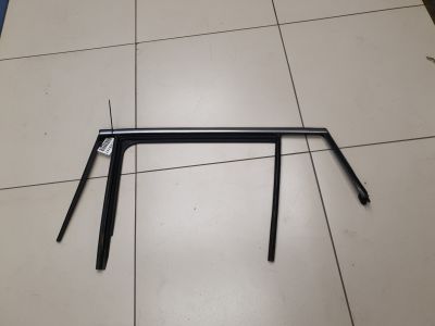 Уплотнитель стекла двери задний левый для Infiniti Q30 QX30 H15E 2015-