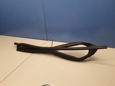 Уплотнитель стекла двери задний левый для Mazda 3 BM 2013-2018