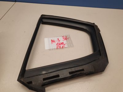 Уплотнитель стекла двери задний левый для Mazda 3 BM 2013-2018