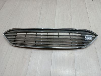 Решётка в бампер центральная для Ford Focus 3 2011-2019