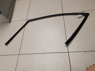 Уплотнитель стекла передней правой двери для Mazda 6 GJ 2013-2019