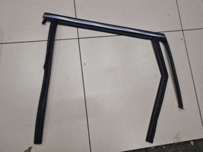 Уплотнитель стекла двери задний левый для Volvo V90 Cross Country 2017-