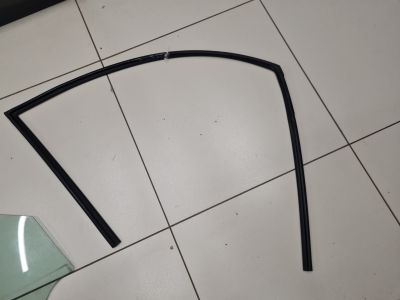 Уплотнитель стекла передней правой двери для KIA Ceed 2007-2012