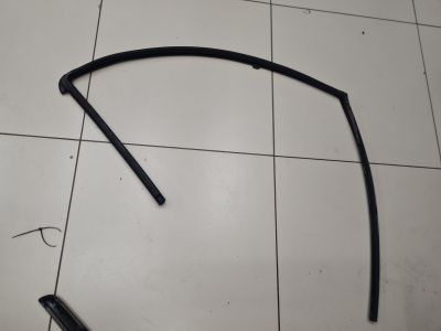 Уплотнитель стекла передней левой двери для Nissan Note E11 2005-2013