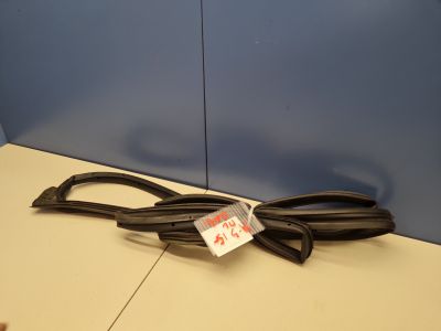 Уплотнитель двери передней левой для Mazda 3 BM 2013-2018