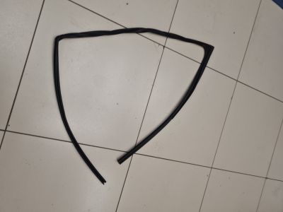 Уплотнитель стекла передней левой двери для Toyota Prius W50 2015-