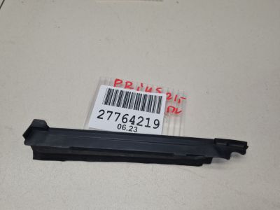 Уплотнитель стекла передней левой двери для Toyota Prius W50 2015-