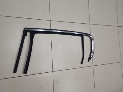 Уплотнитель стекла двери задний левый для Peugeot 308 T9 2014-