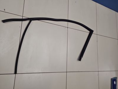 Уплотнитель стекла передней левой двери для Volkswagen Touareg 2002-2010