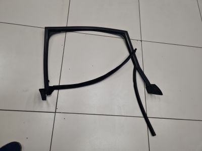 Уплотнитель стекла двери задний левый для Audi A6 C6 2004-2011