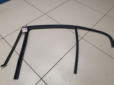 Уплотнитель стекла двери задний левый для BMW M3 F80 2014-