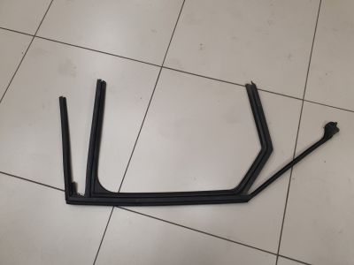 Уплотнитель стекла двери задний правый для Peugeot 3008 P84 2016-