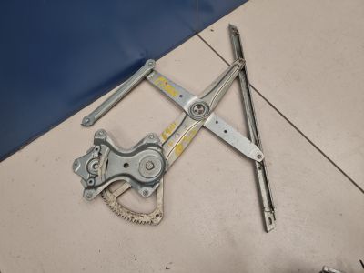 Стеклоподъемник передний правый для Lexus CT 200H 2010-2018