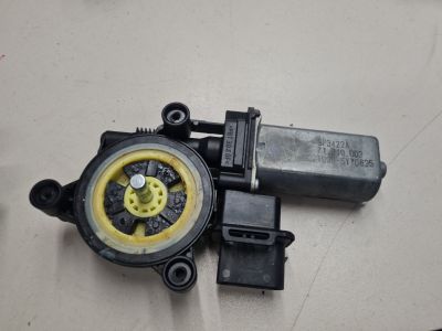 Моторчик стеклоподъёмника передний правый для Mini F55 2014-