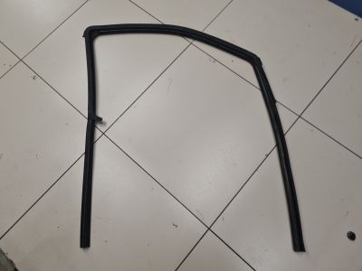 Уплотнитель стекла передней правой двери для Nissan Navara D40 2005-2015
