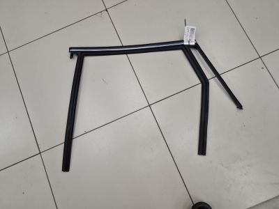 Уплотнитель стекла двери задний левый для Volvo V90 Cross Country 2017-