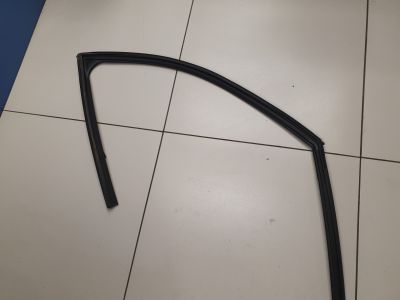 Уплотнитель стекла передней правой двери для Mazda 6 GJ 2013-2019