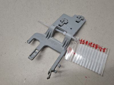 Кронштейн замка двери передний левый для KIA Sportage 2010-2015