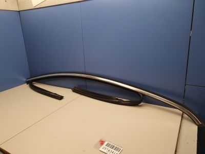 Уплотнитель стекла передней правой двери для Volvo S60 2010-2018